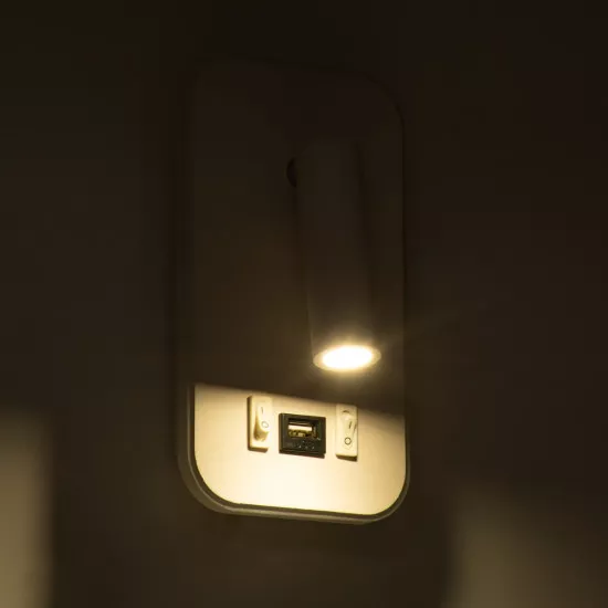 GloboStar® LADY-O 61364 Μοντέρνο Φωτιστικό Τοίχου - Απλίκα Ξενοδοχείου Bed Side LED 10W 1000lm 36° & 360° AC 220-240V - Reading Light & 360° Κρυφός Φωτισμός - Φορτιστής USB 3A - Μ10.5 x Π10 x Υ18.5cm - Φυσικό Λευκό 4500K - Λευκό